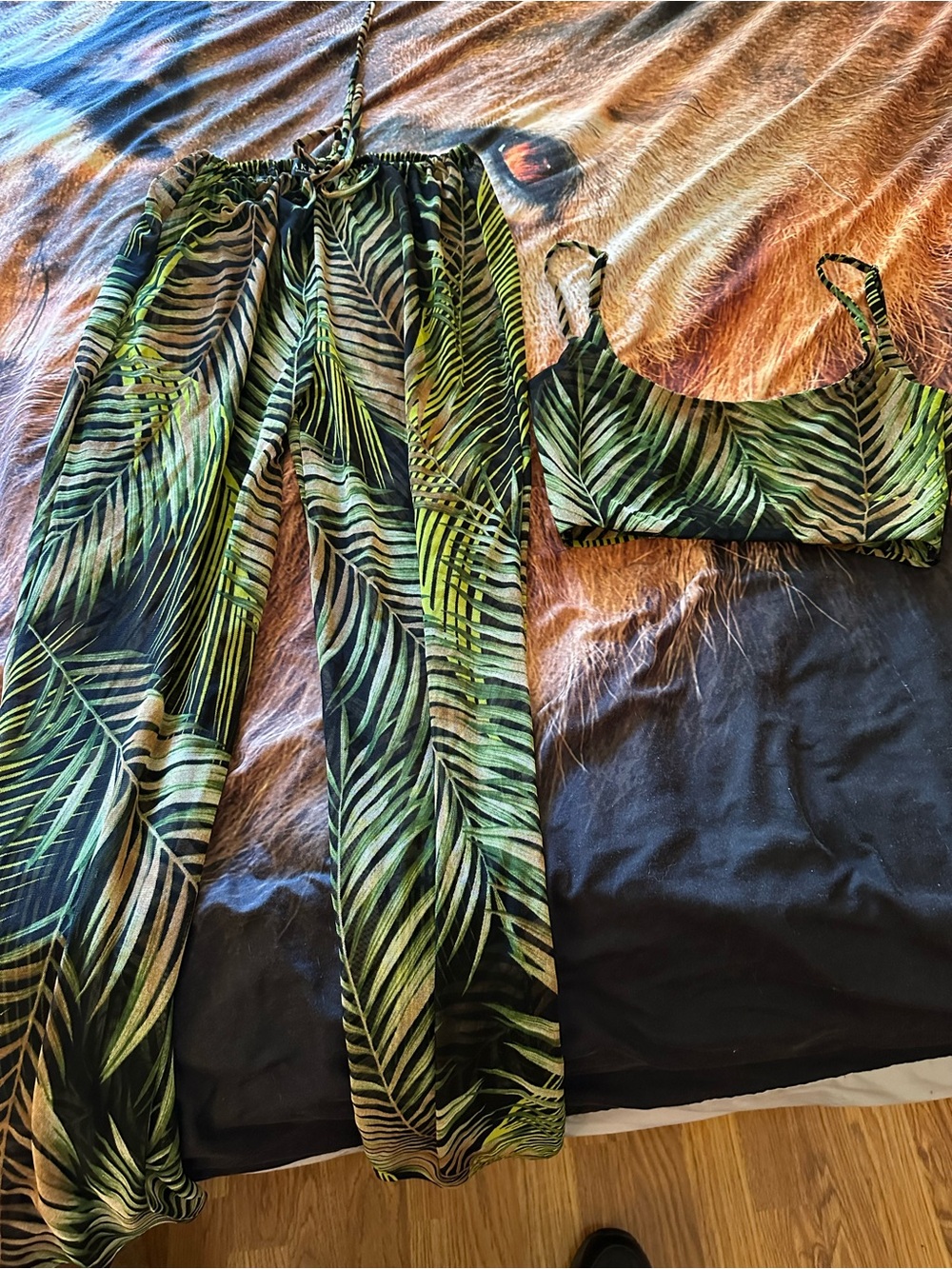 2 piece set AKIRA Leaf-Stripe Mesh pants and Top set Green Black